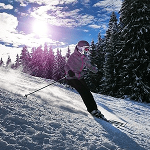 Skier going down a snowy slope – Audiobook on French vocabulary for winter sports and skiing