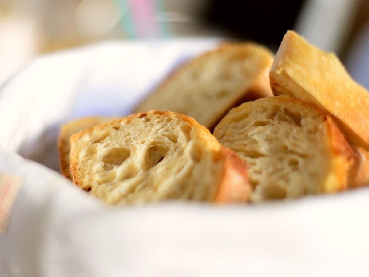 Display in a French bakery – Learn common French expressions related to bread with audio