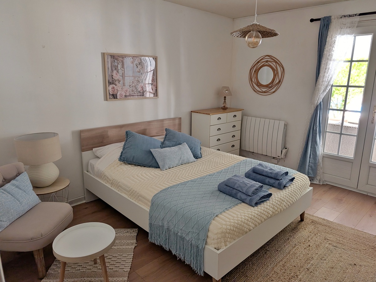 Private double bedroom accommodation at Eliane’s French immersion homestay near Carcassonne