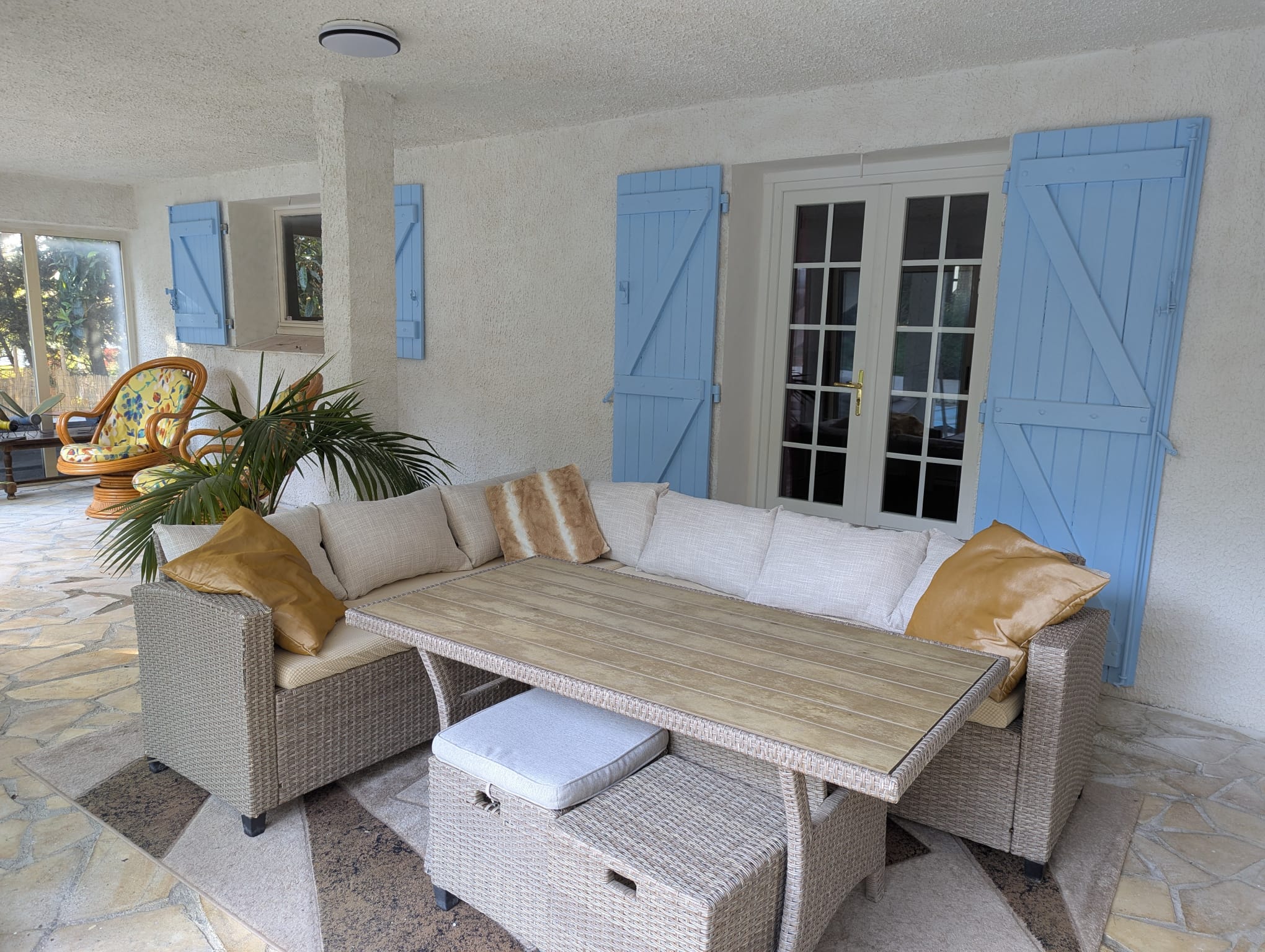 Outdoor veranda classroom setting for French immersion lessons