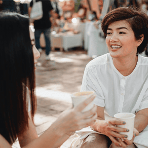 Two people having a casual conversation – Learn how to make small talk in French with bilingual audio