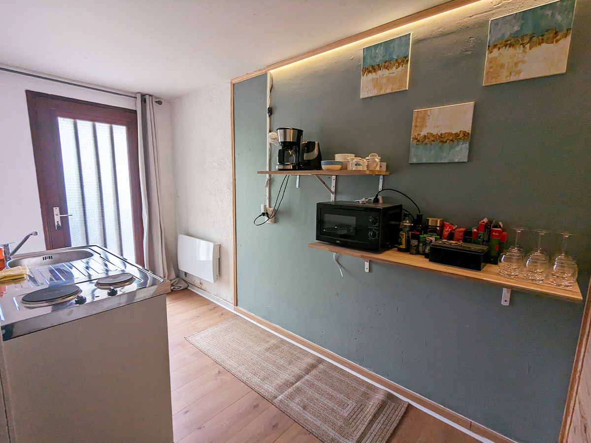 Student apartment kitchenette, French immersion homestay