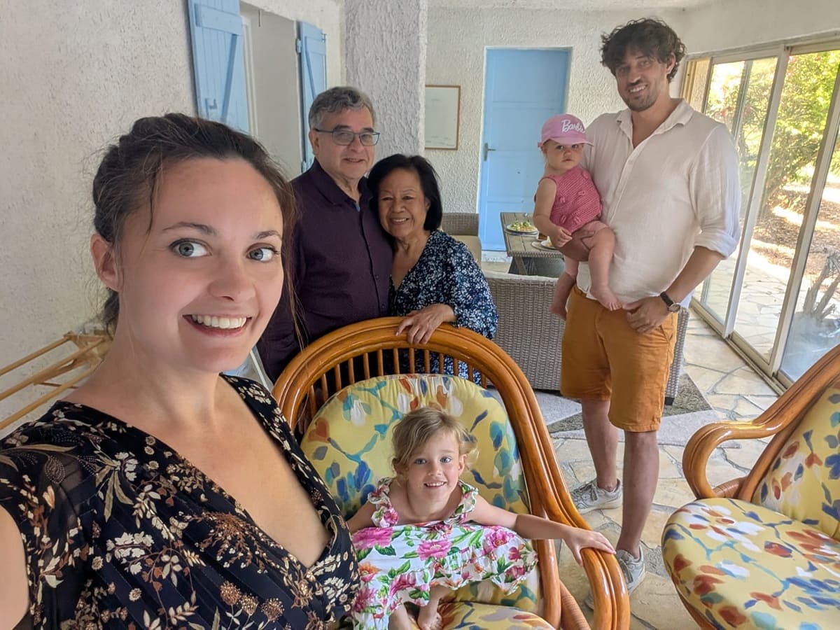 Photo of immersion students with their French family hosts