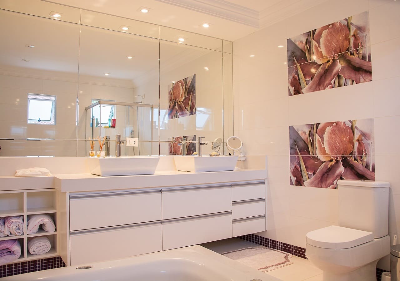 Modern bathroom interior with sink and shower – Learn French vocabulary for 'la salle de bain'.