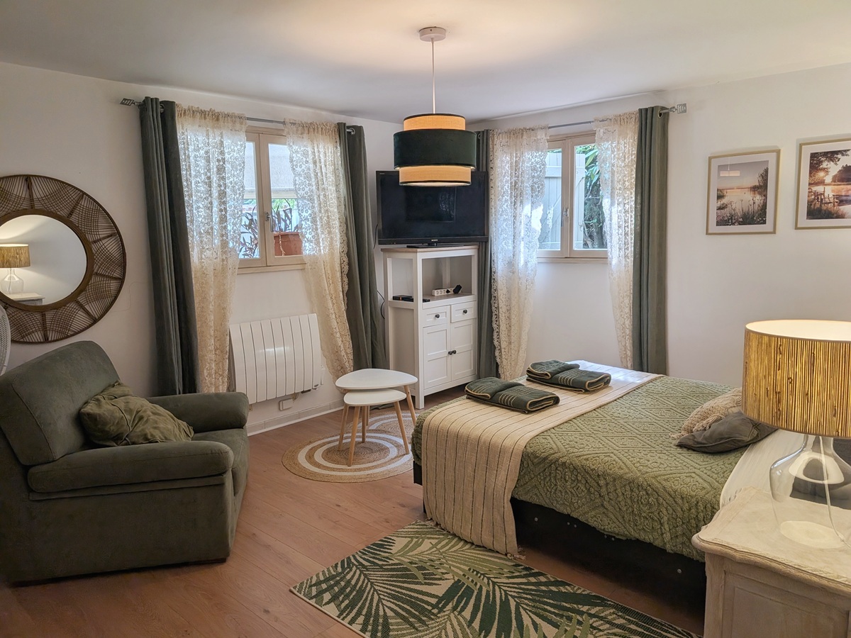 Private double bedroom accommodation at Eliane’s French immersion homestay