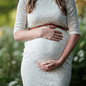 Pregnant woman holding her belly – List of French pregnancy vocabulary ('la grossesse') for future moms