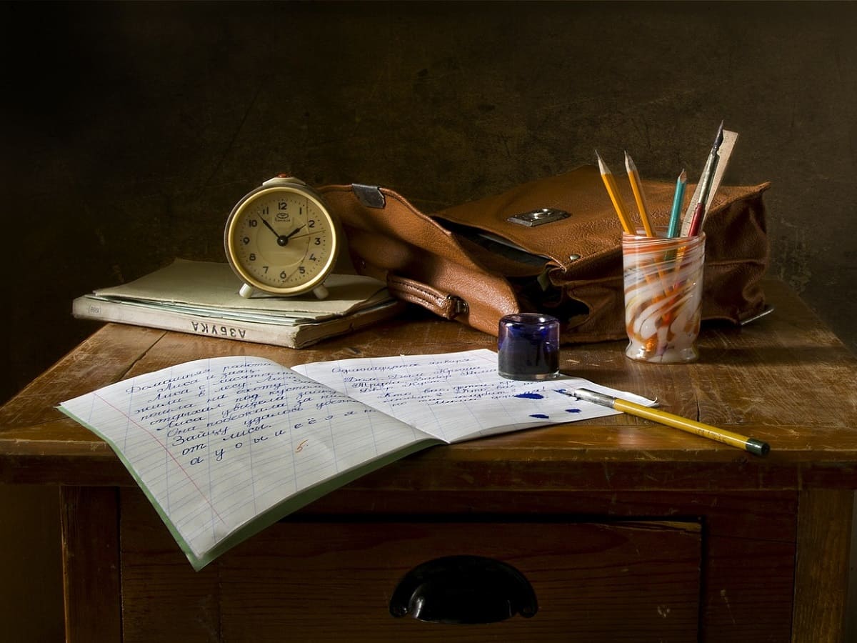 School bag, notebooks, and pens – List of French school supplies vocabulary with a free audiobook